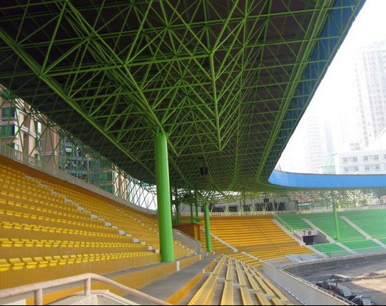 阿尔山体育场看台网架工程